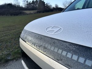 Test IONIQ 9: Foto Žena v autě.cz_0136 ve velké velikosti