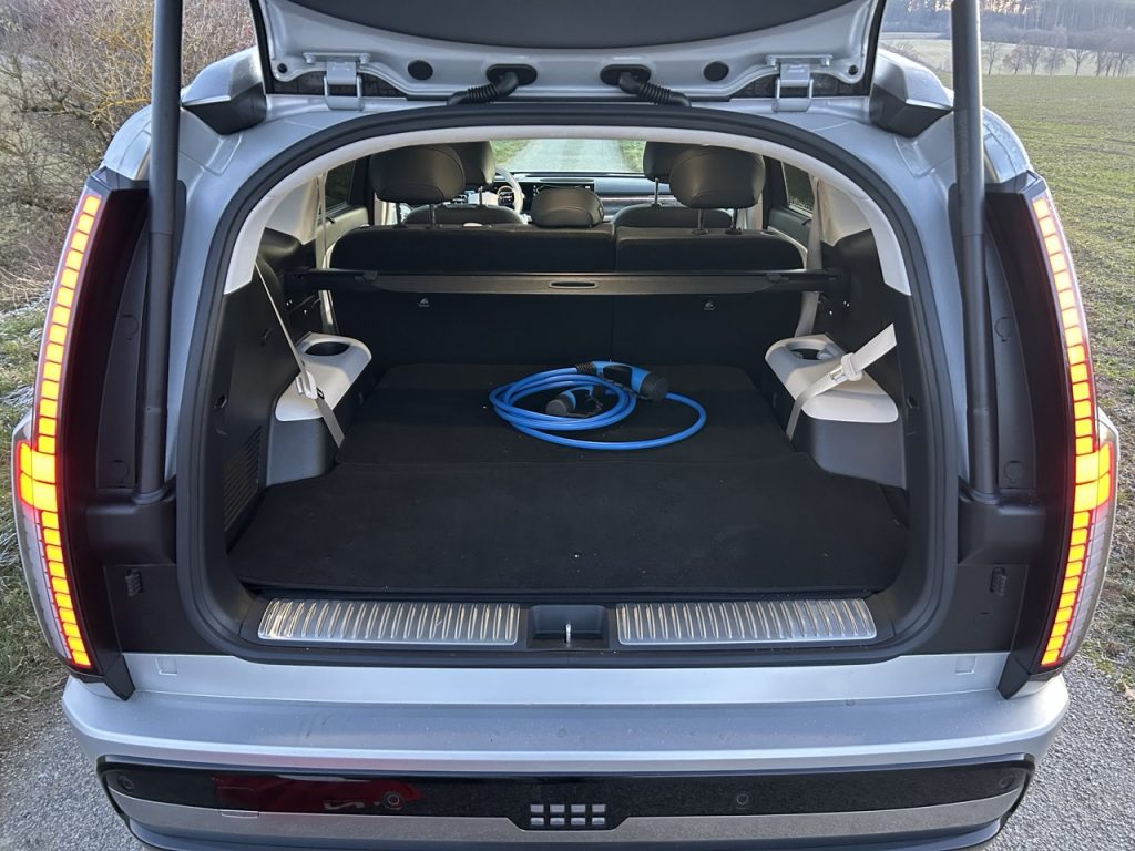 Test IONIQ 9: Foto Žena v autě.cz_0142 ve velké velikosti