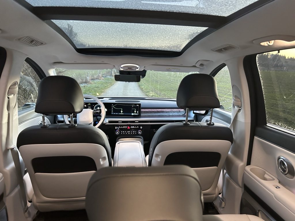 Test IONIQ 9: Foto Žena v autě.cz_0146 ve velké velikosti