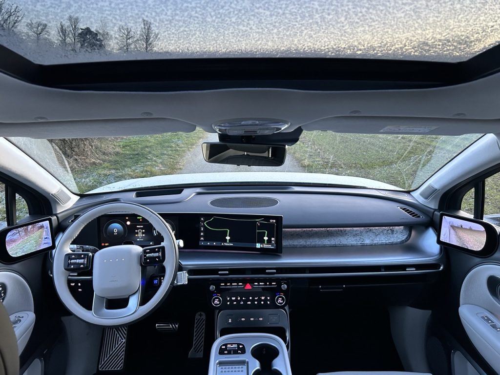 Test IONIQ 9: Foto Žena v autě.cz_0149 ve velké velikosti