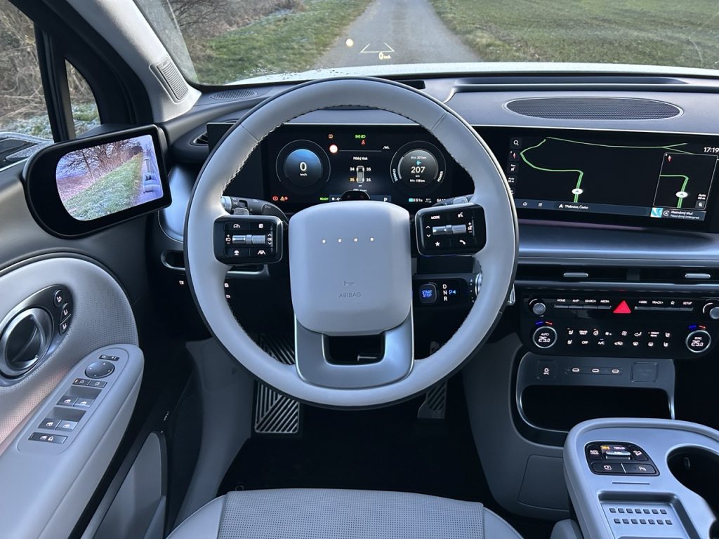 Test IONIQ 9: Foto Žena v autě.cz_0151 ve velké velikosti