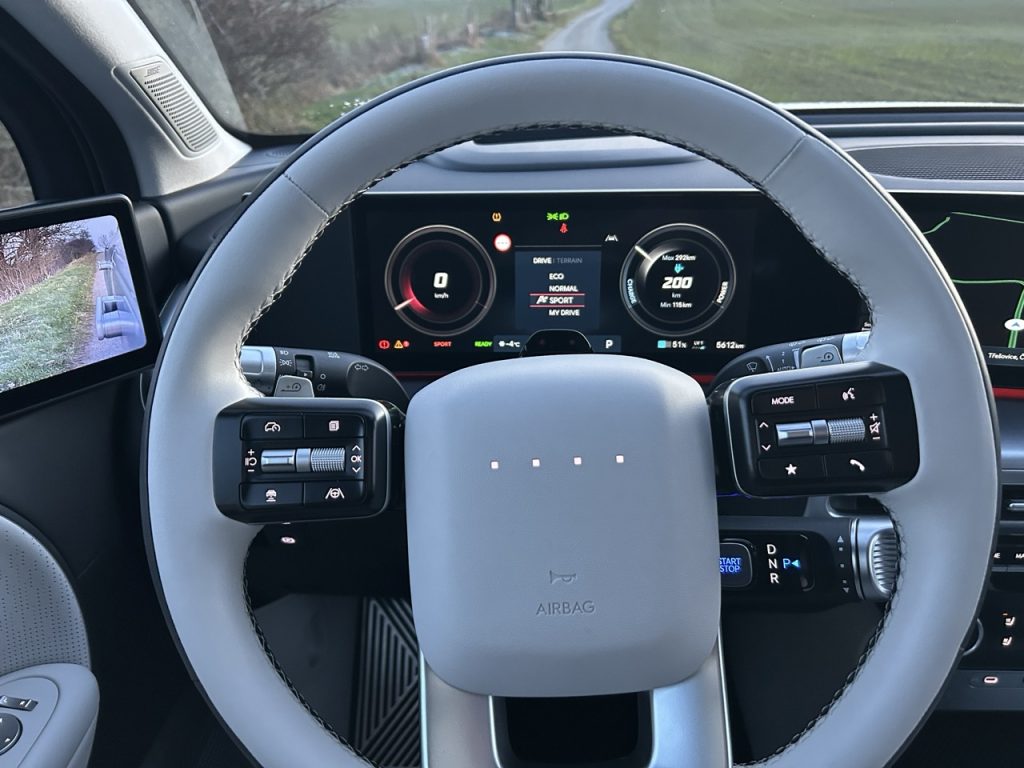 Test IONIQ 9: Foto Žena v autě.cz_0152 ve velké velikosti