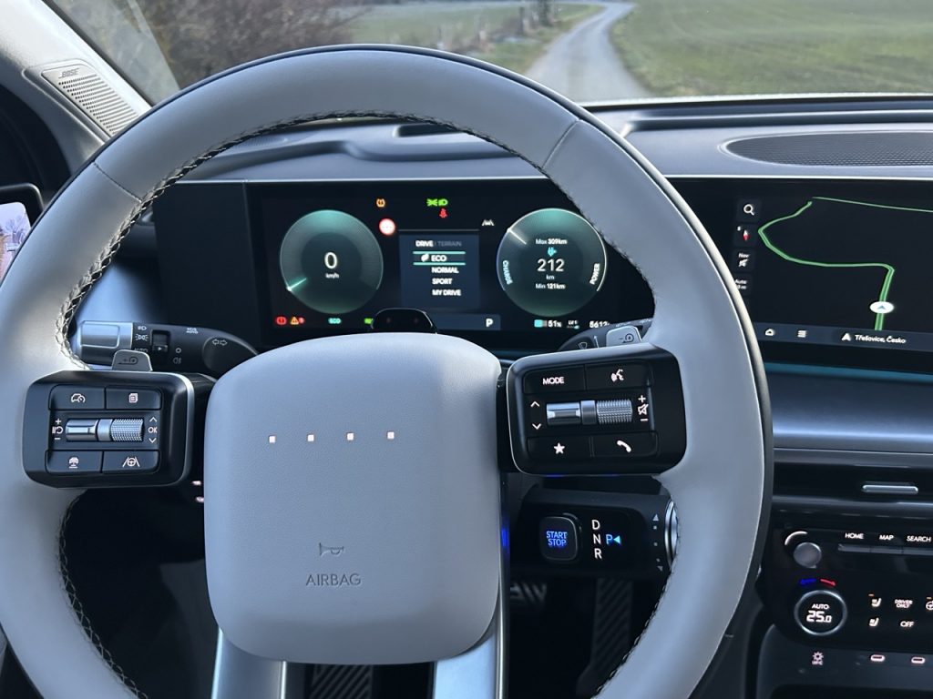 Test IONIQ 9: Foto Žena v autě.cz_0153 ve velké velikosti