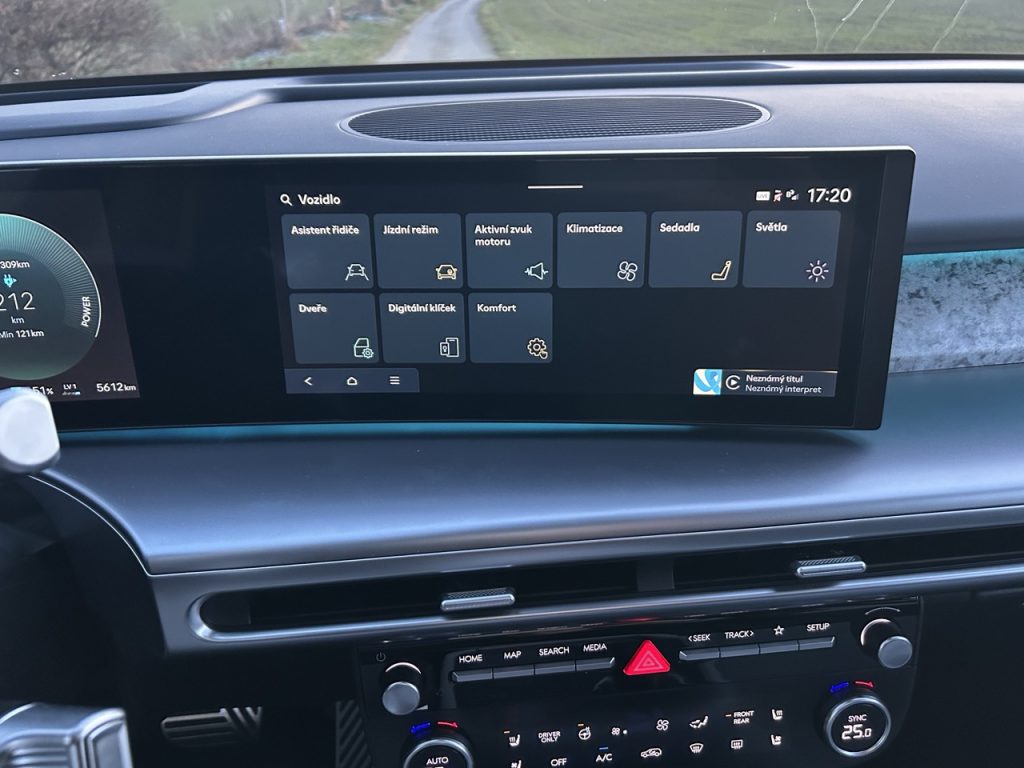 Test IONIQ 9: Foto Žena v autě.cz_0157 ve velké velikosti