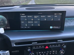 Test IONIQ 9: Foto Žena v autě.cz_0157 ve velké velikosti