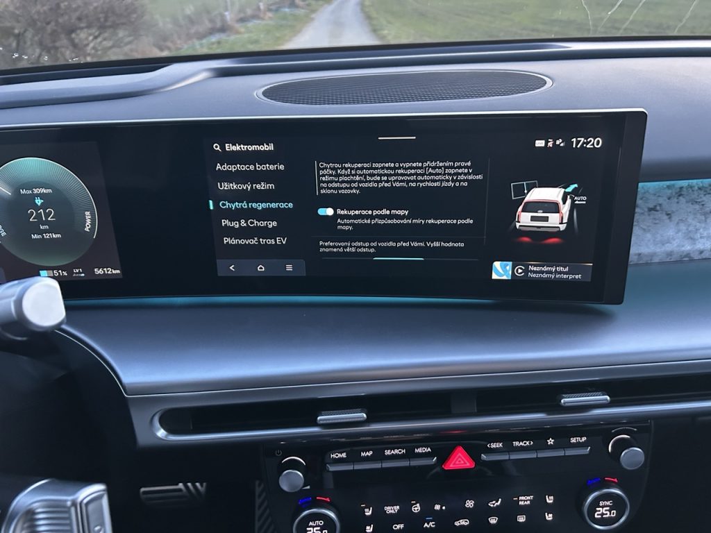 Test IONIQ 9: Foto Žena v autě.cz_0159 ve velké velikosti