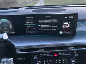 Test IONIQ 9: Foto Žena v autě.cz_0159 ve velké velikosti