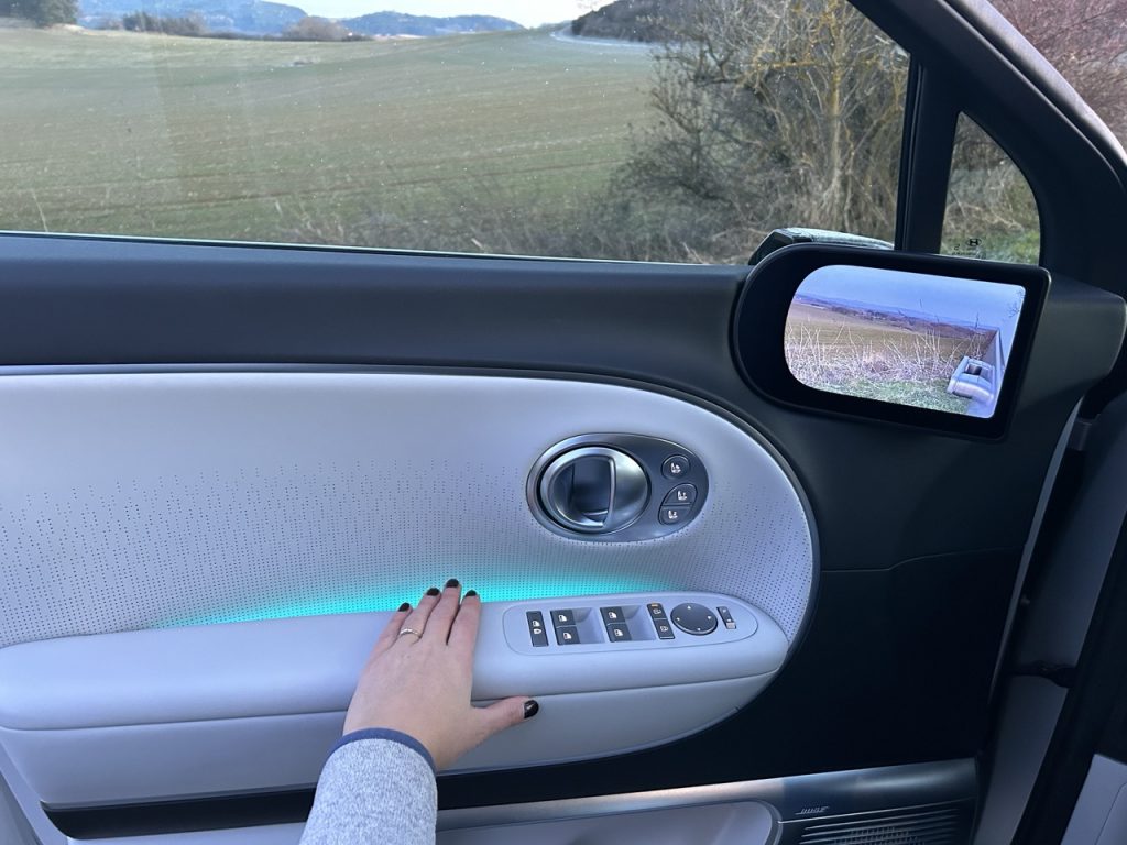 Test IONIQ 9: Foto Žena v autě.cz_0161 ve velké velikosti