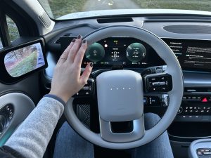 Test IONIQ 9: Foto Žena v autě.cz_0163 ve velké velikosti