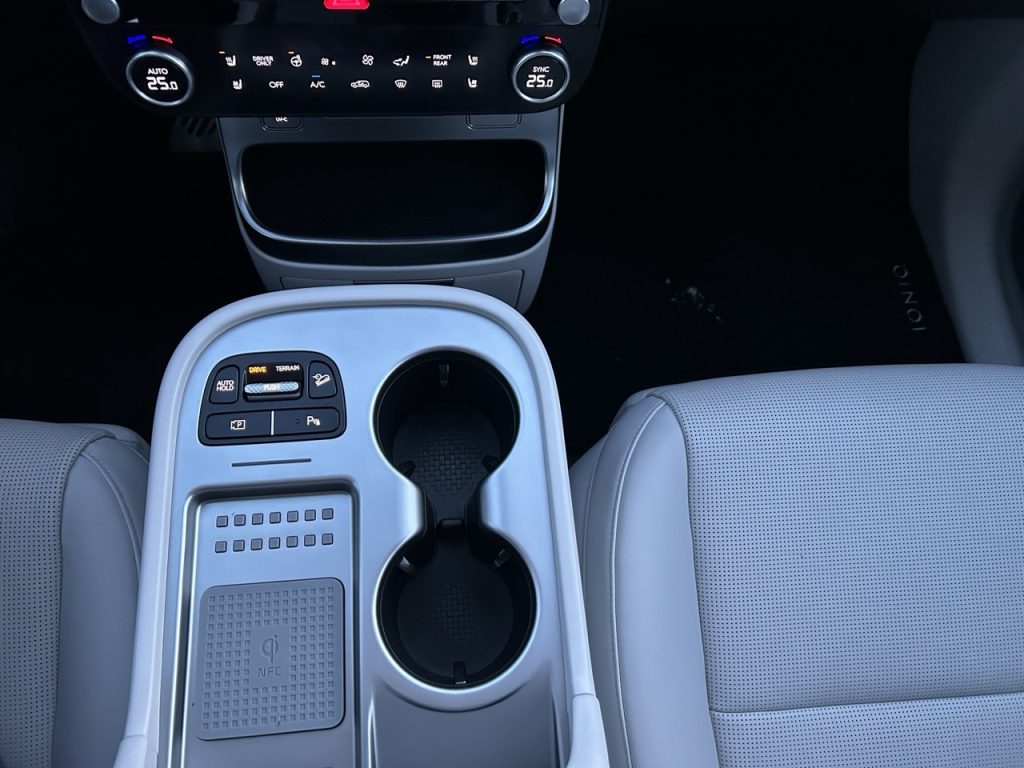 Test IONIQ 9: Foto Žena v autě.cz_0164 ve velké velikosti