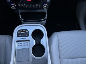 Test IONIQ 9: Foto Žena v autě.cz_0164 ve velké velikosti