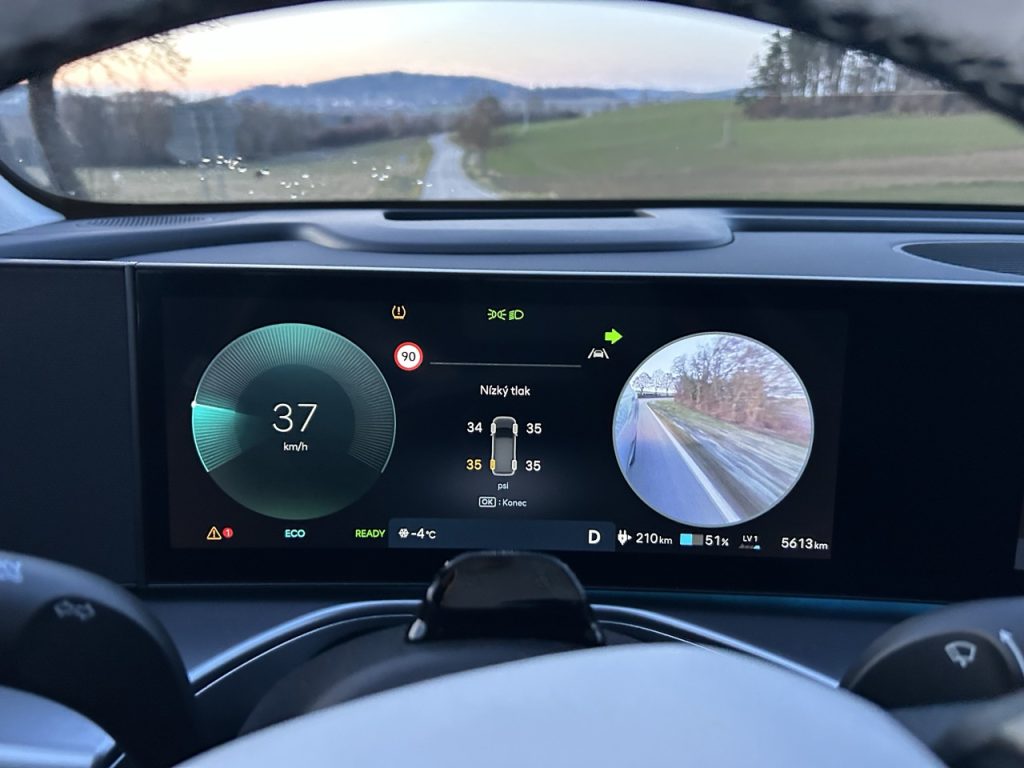 Test IONIQ 9: Foto Žena v autě.cz_0170 ve velké velikosti