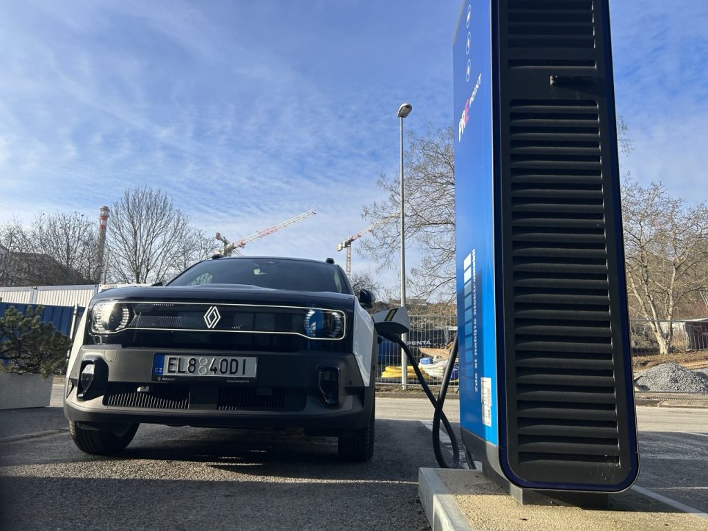 Test Renault 4: Foto Žena v autě.cz_1064 ve velké velikosti