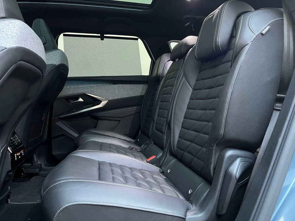 Peugeot E-5008: foto Žena v autě.cz