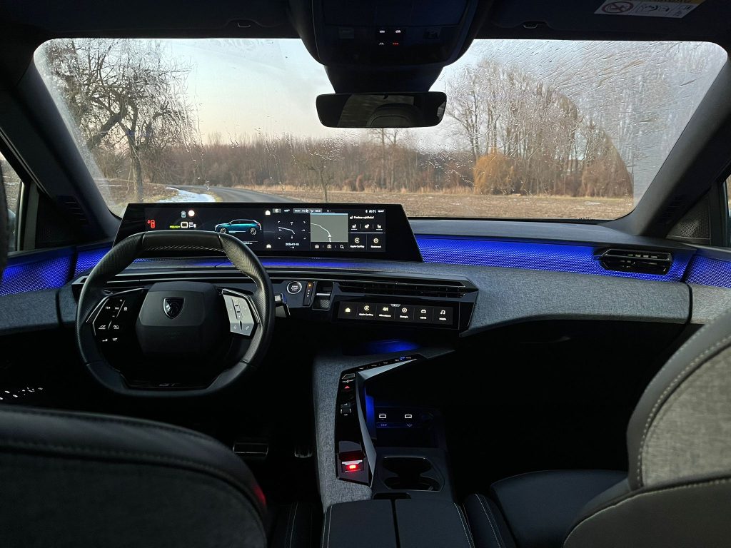 Peugeot E-5008: foto Žena v autě.cz