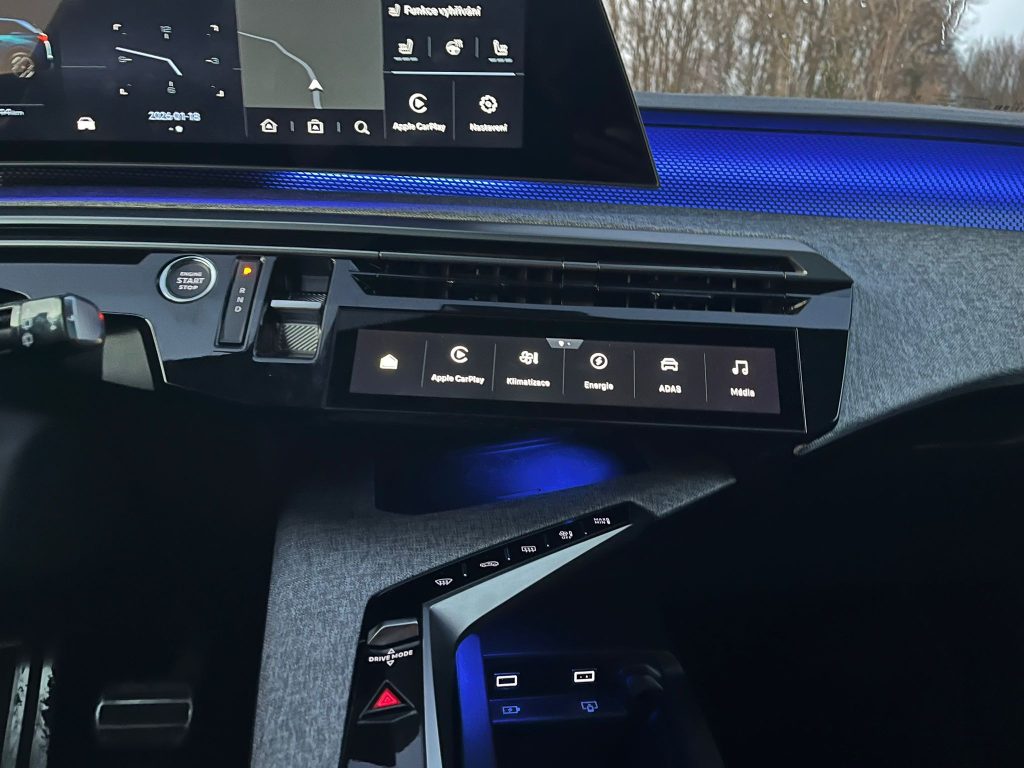 Peugeot E-5008: foto Žena v autě.cz