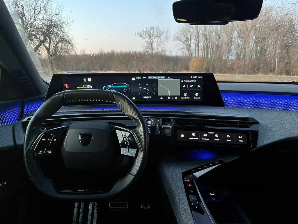 Peugeot E-5008: foto Žena v autě.cz