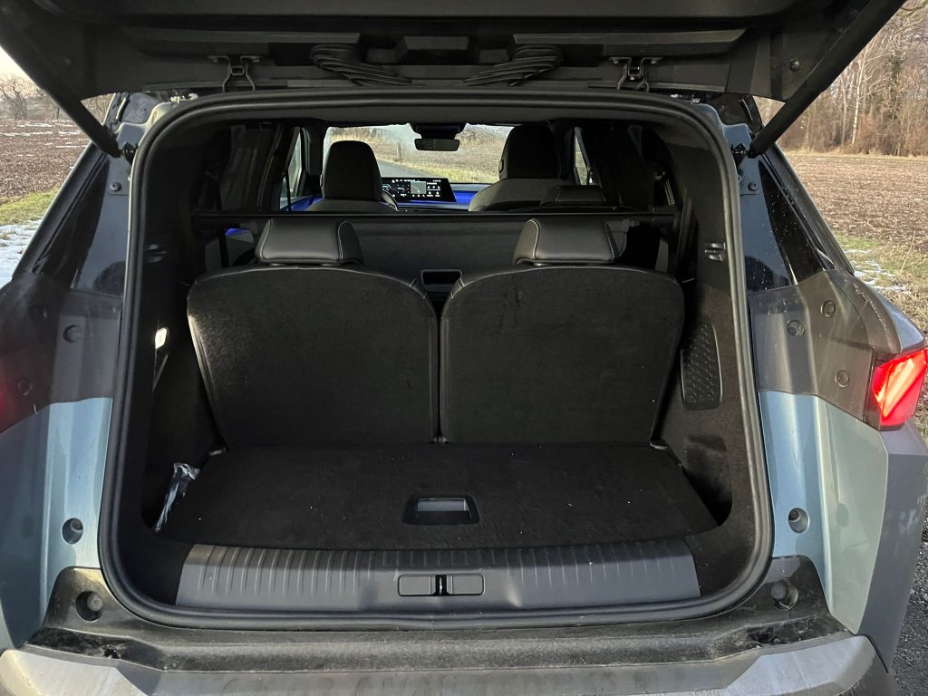 Peugeot E-5008: foto Žena v autě.cz