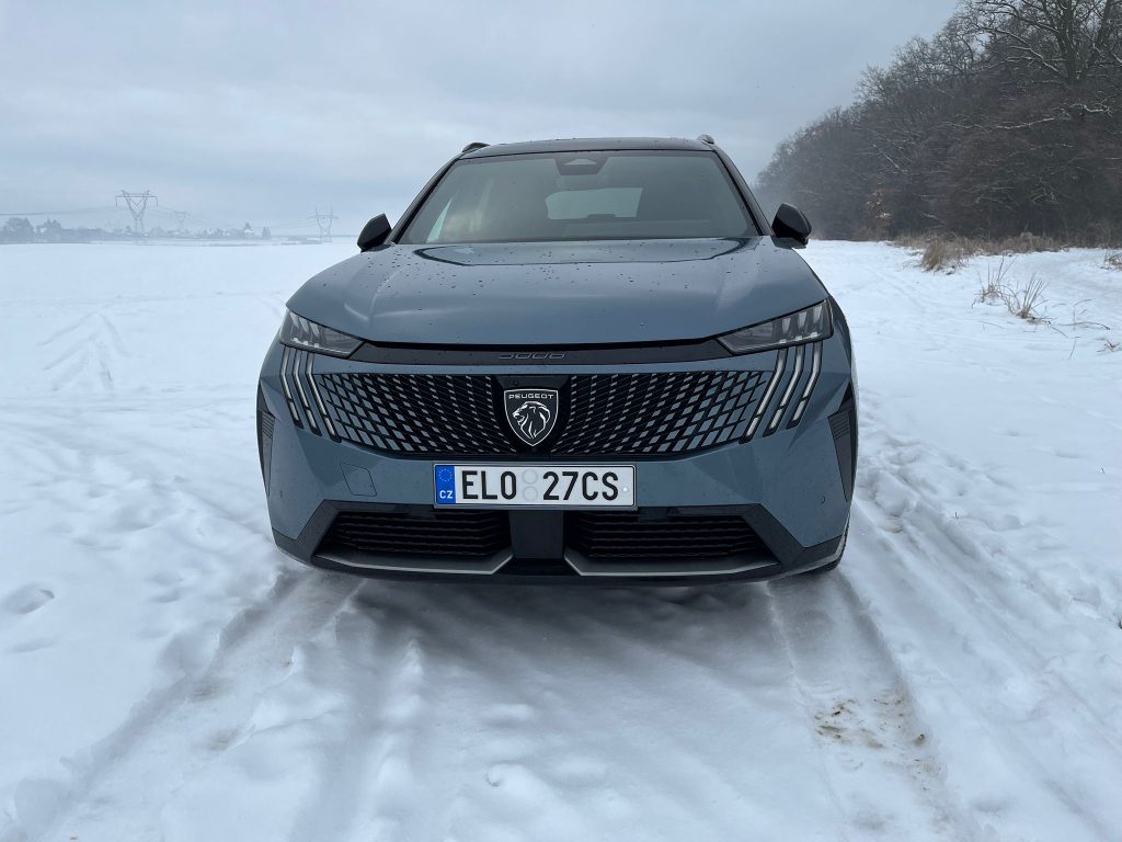 Peugeot E-5008: foto Žena v autě.cz