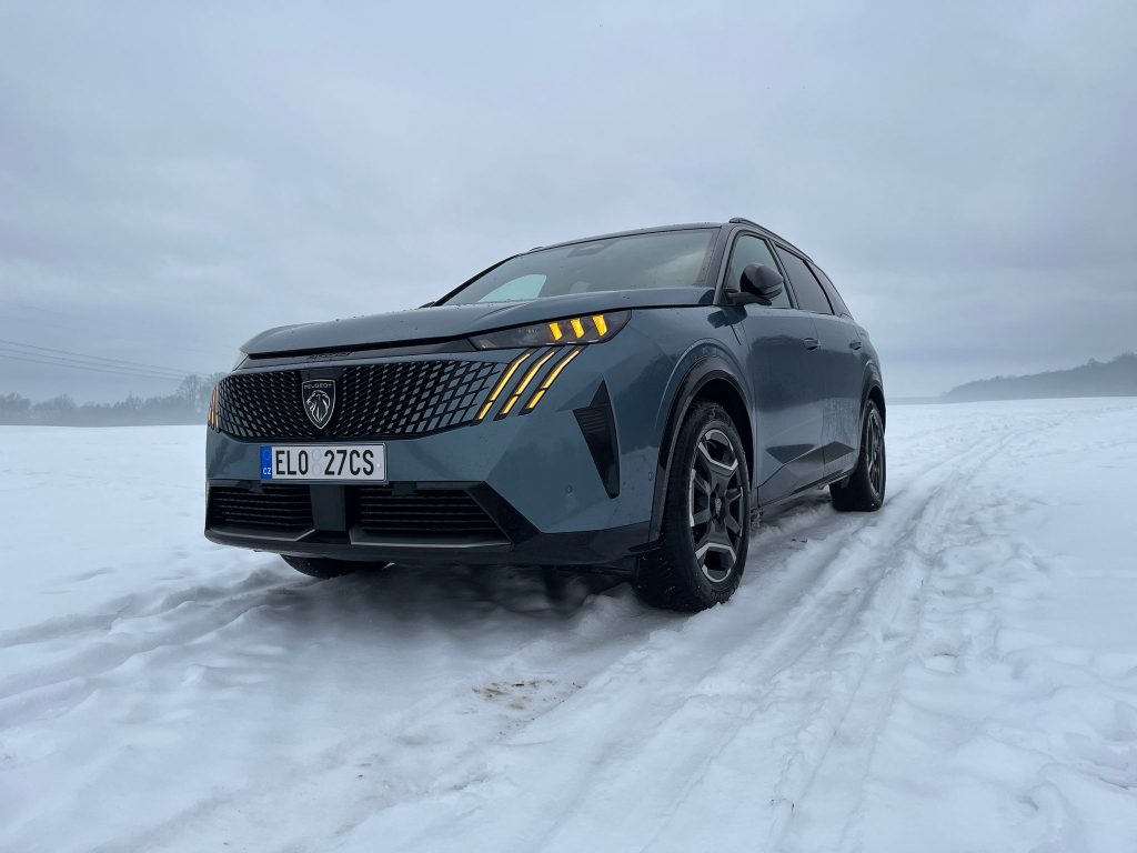 Peugeot E-5008: foto Žena v autě.cz