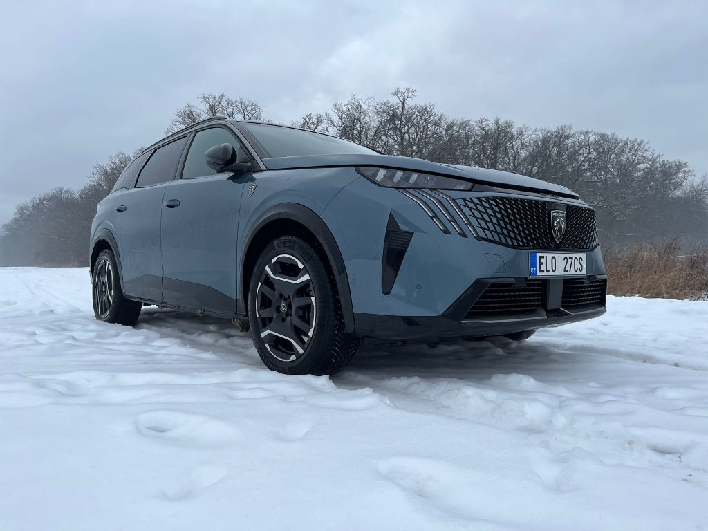 Peugeot E-5008: foto Žena v autě.cz