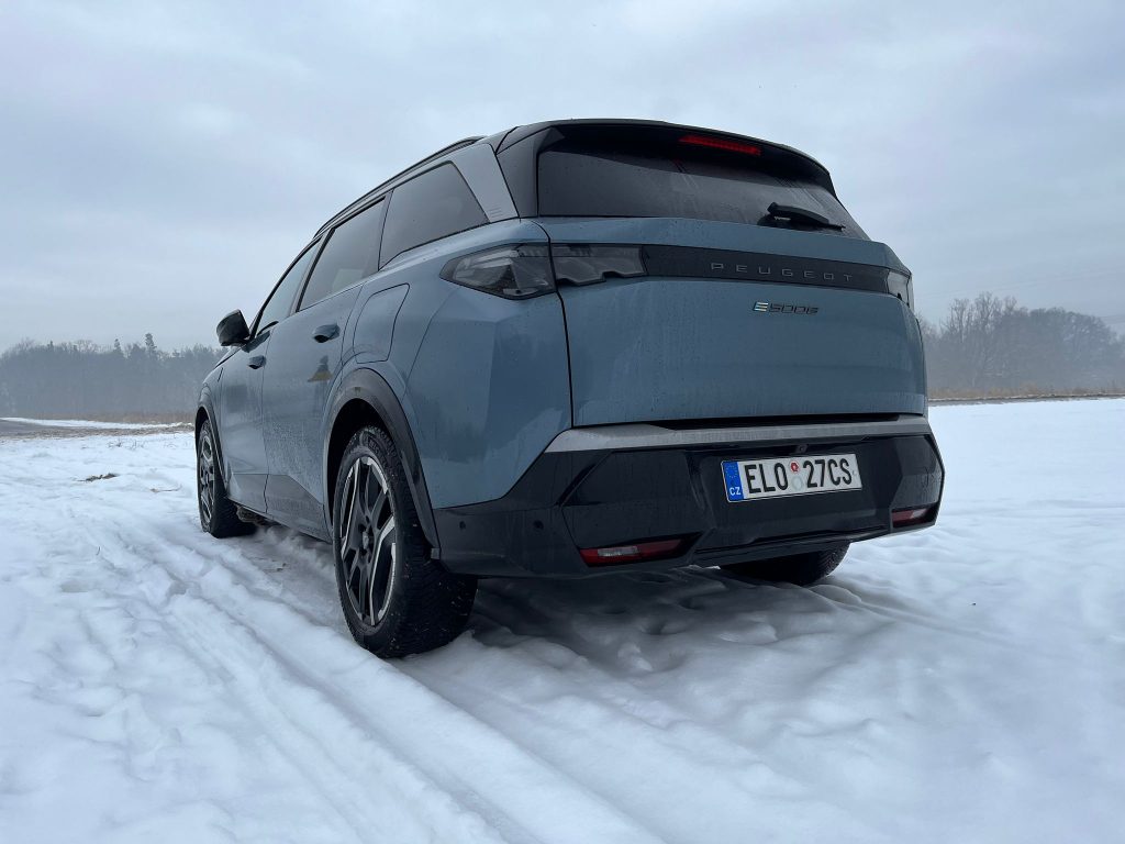 Peugeot E-5008: foto Žena v autě.cz