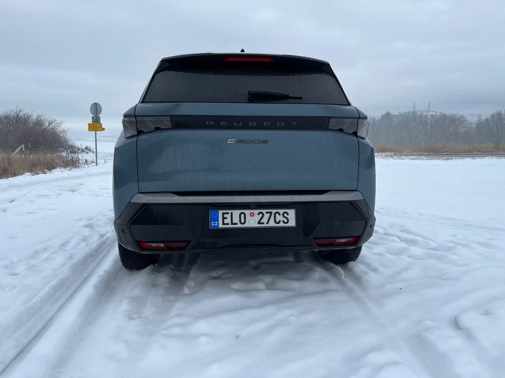 Peugeot E-5008: foto Žena v autě.cz