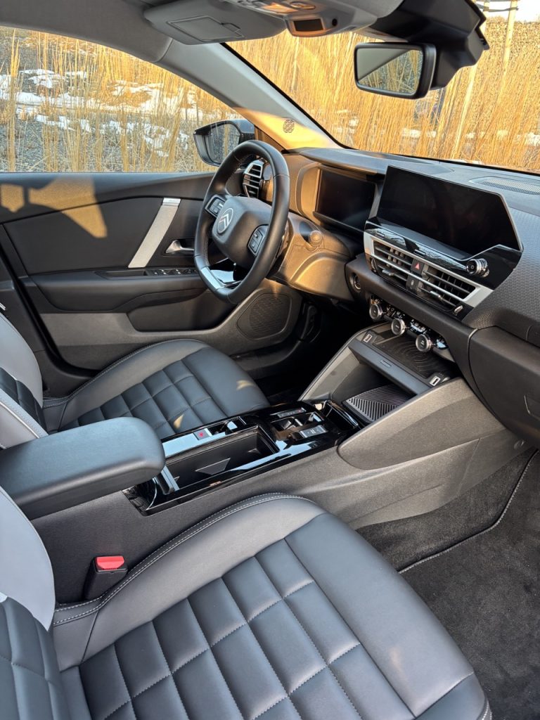 Test C4: Foto Žena v autě.cz_0270 ve velké velikosti