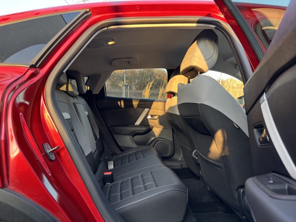 Test C4: Foto Žena v autě.cz_0275 ve velké velikosti