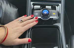 Test VW Tayron: Foto Žena v autě.cz obrazovky 2026-01-26 v 10.50.12