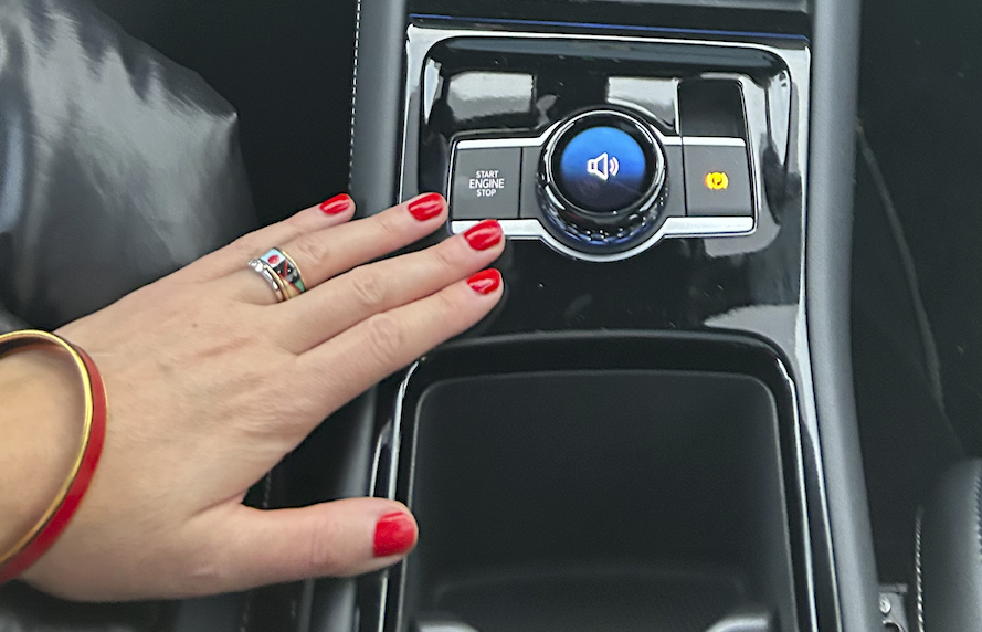 Test VW Tayron: Foto Žena v autě.cz obrazovky 2026-01-26 v 10.50.12