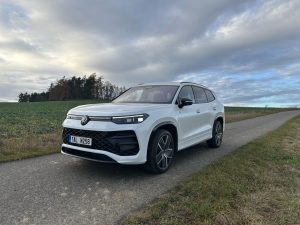 Test VW Tayron: Foto Žena v autě.cz_0309 ve velké velikosti