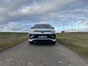 Test VW Tayron: Foto Žena v autě.cz_0313 ve velké velikosti