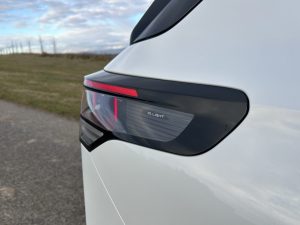 Test VW Tayron: Foto Žena v autě.cz_0321 ve velké velikosti