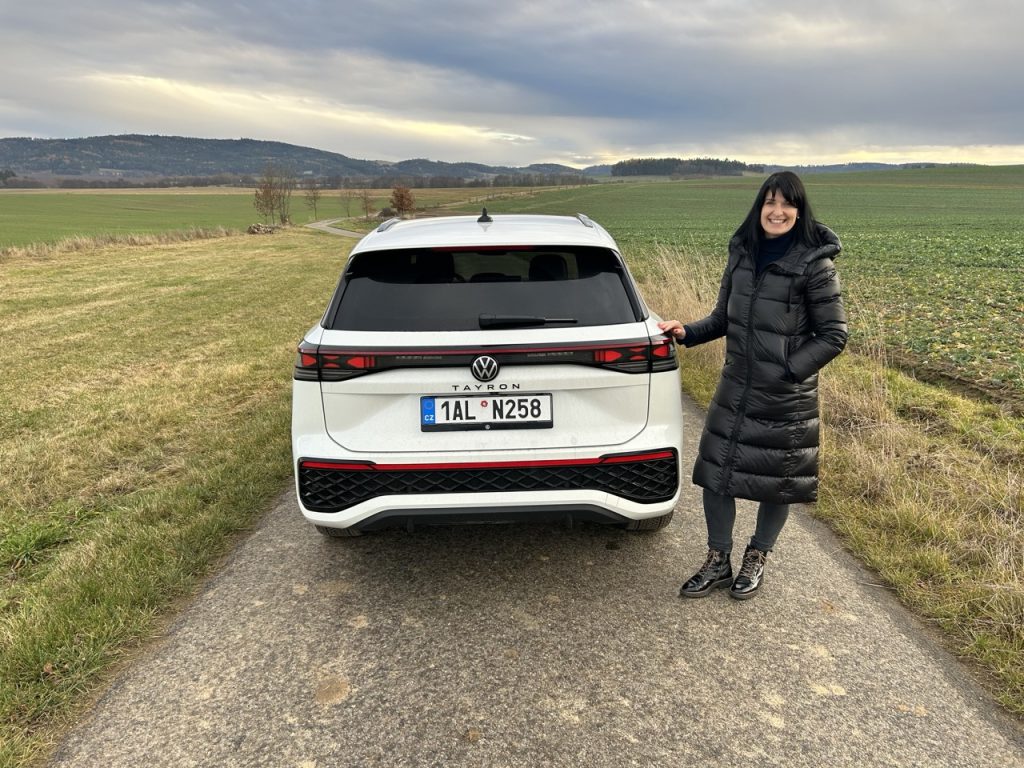 Test VW Tayron: Foto Žena v autě.cz_0336 ve velké velikosti