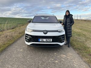 Test VW Tayron: Foto Žena v autě.cz_0342 ve velké velikosti