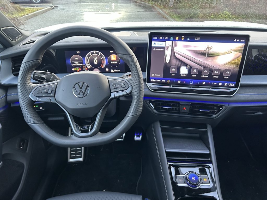 Test VW Tayron: Foto Žena v autě.cz_0364 ve velké velikosti