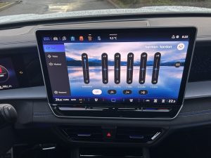 Test VW Tayron: Foto Žena v autě.cz_0368 ve velké velikosti