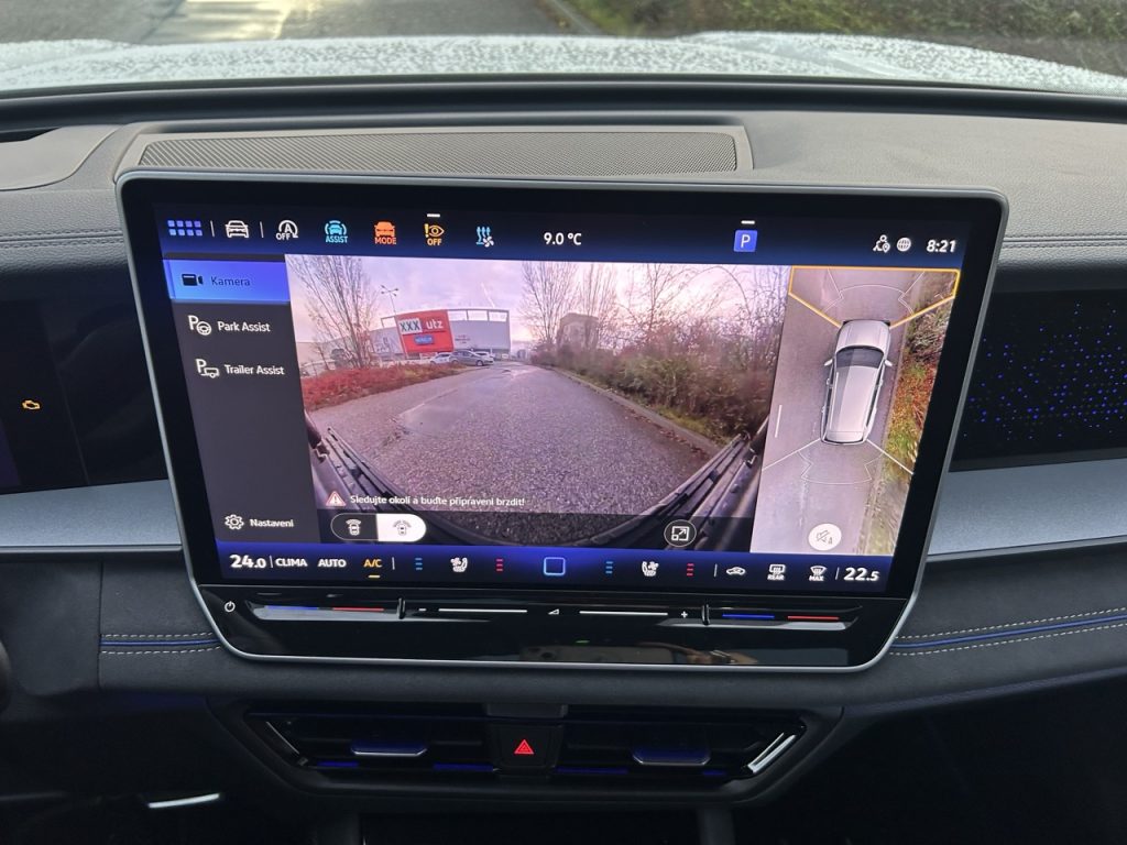 Test VW Tayron: Foto Žena v autě.cz_0371 ve velké velikosti