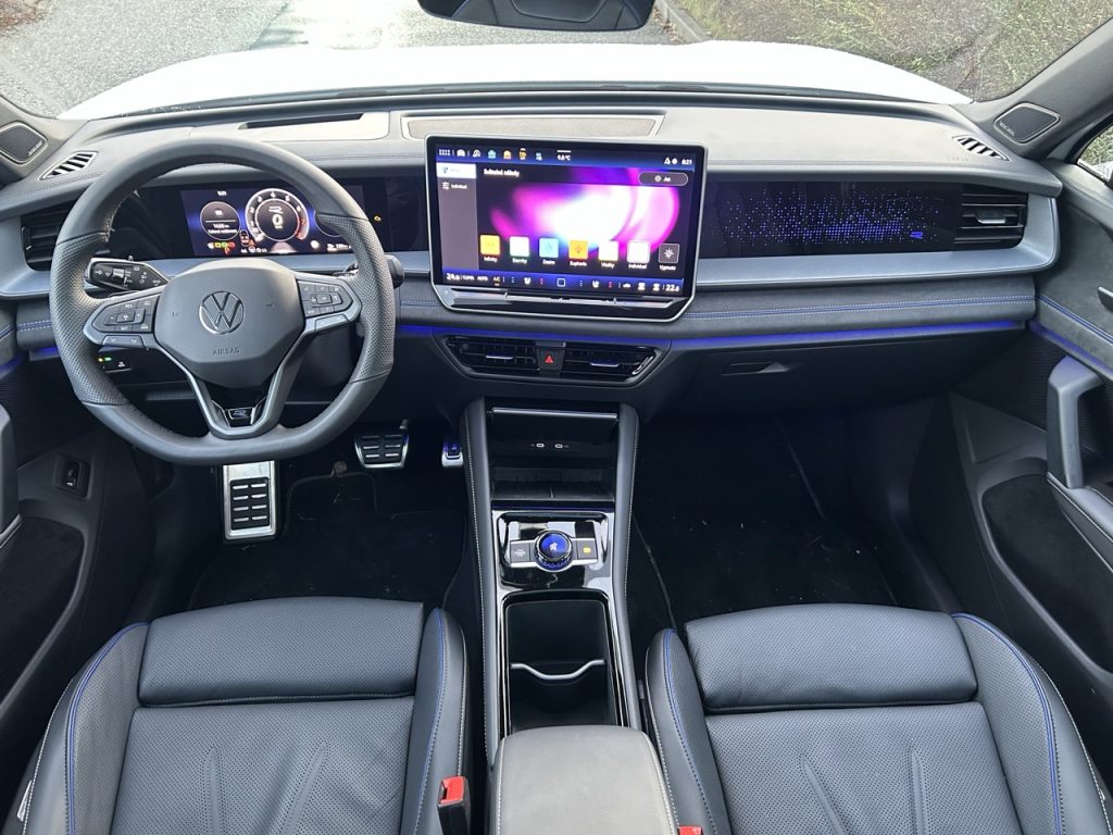 Test VW Tayron: Foto Žena v autě.cz_0372 ve velké velikosti