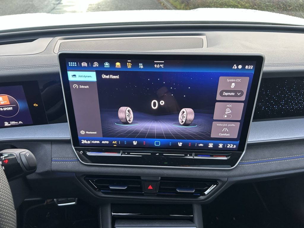 Test VW Tayron: Foto Žena v autě.cz_0376 ve velké velikosti