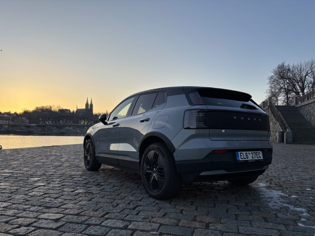 Volvo EX30 CrossCountry: foto Žena v autě.cz