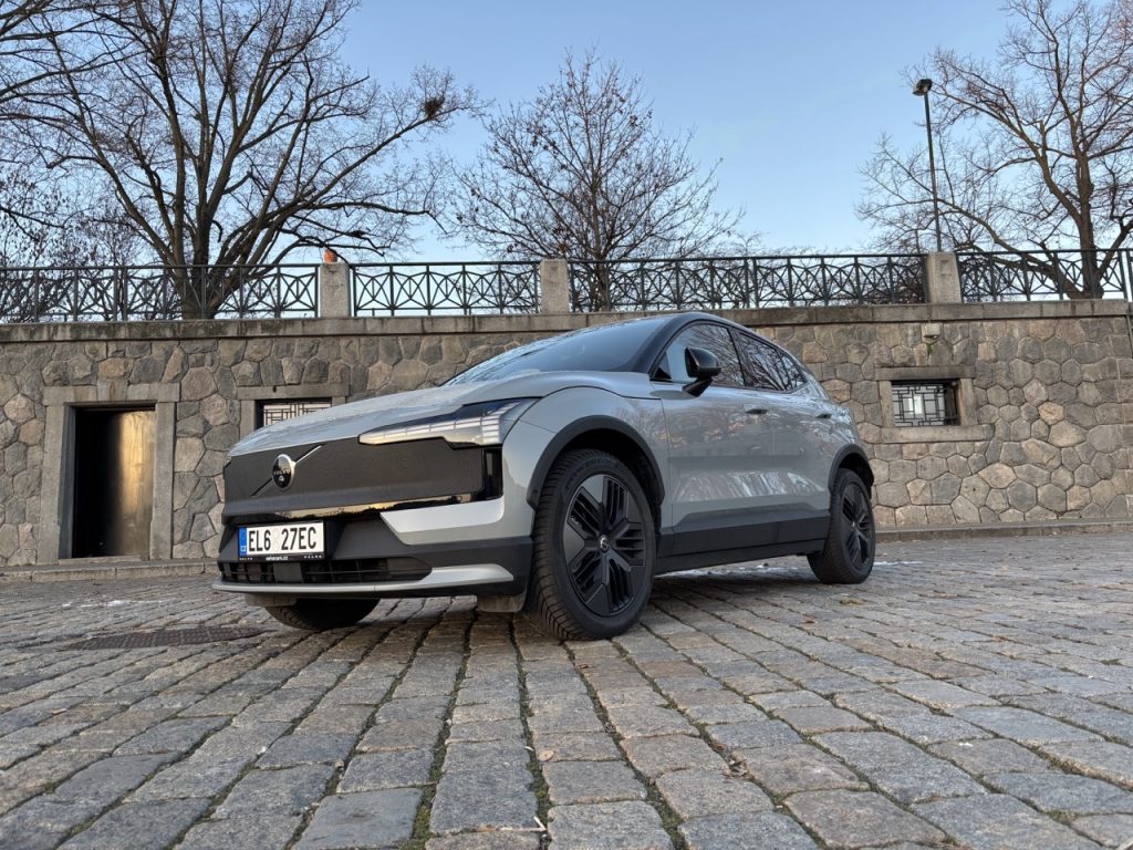 Volvo EX30 CrossCountry: foto Žena v autě.cz