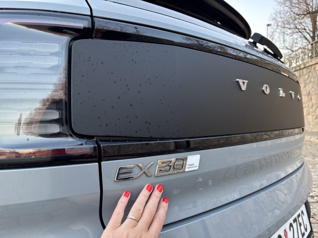 Volvo EX30 CrossCountry: foto Žena v autě.cz