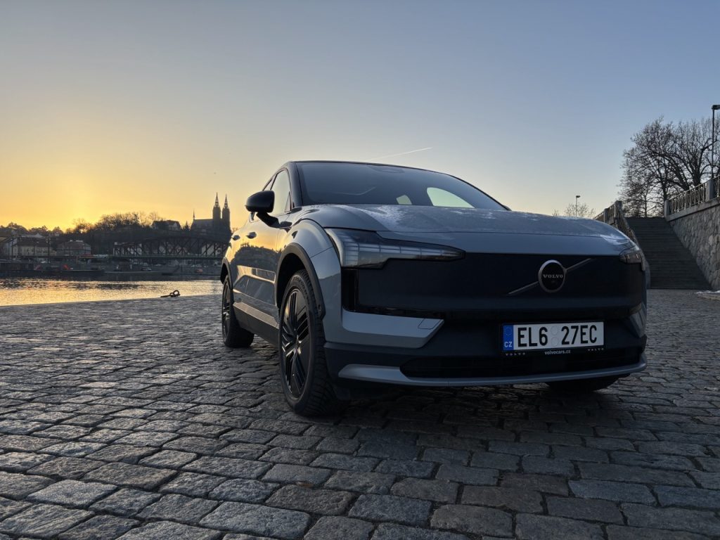 Volvo EX30 CrossCountry: foto Žena v autě.cz