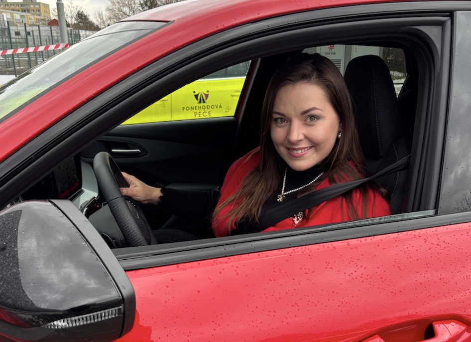 Porotkyně Veronika u Audi Q3: foto Žena v autě.cz