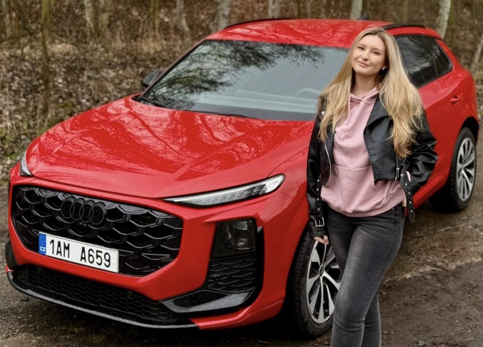 Porotkyně Veronika u Audi Q3: foto Žena v autě.cz