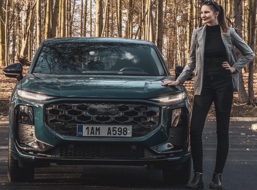 Porotkyně Míša u Audi Q3: foto Žena v autě.cz