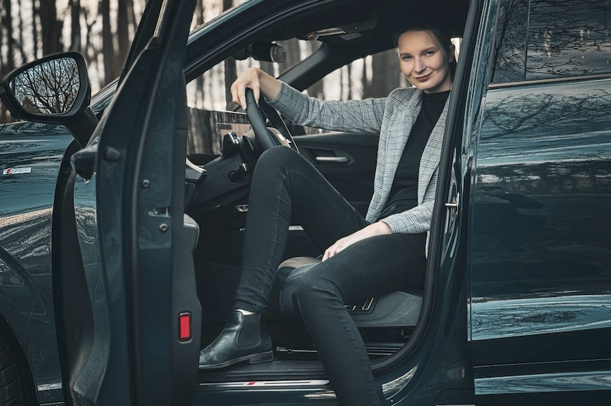 Porotkyně Míša u Audi Q3: foto Žena v autě.cz