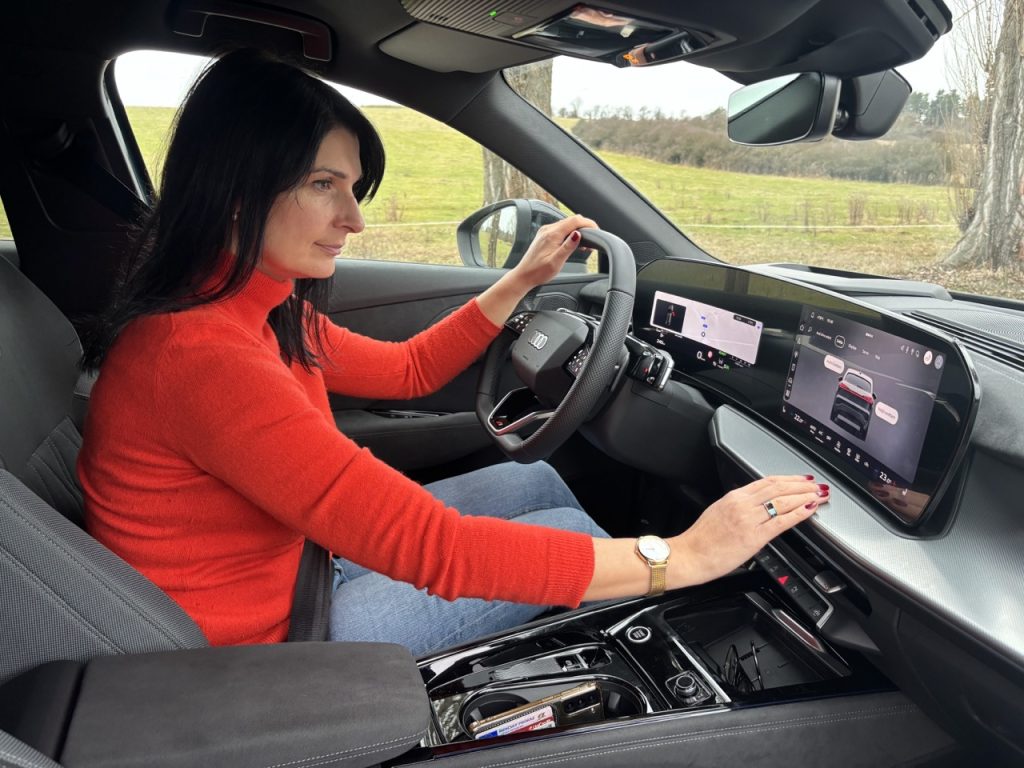 Porotkyně Sabina u Audi Q3: foto Žena v autě.cz
